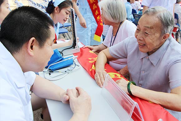 市红十字会携手肤康皮肤病医院走进湖湘社区